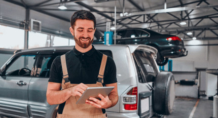 Mecánico en taller consultando el catálogo de piezas de carrocería online de Repiauto desde una tablet